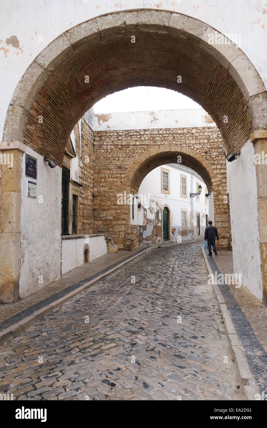Arco de Repouso, König Alfonso III. Zwei Bögen in der Altstadt, Haupteingang zur Stadt Faro, Algarve, Portugal. Stockfoto