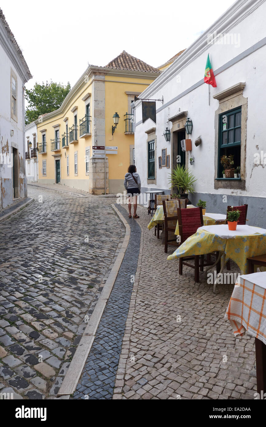 Straße im historischen Zentrum von Faro, Algarve, Portugal. Stockfoto