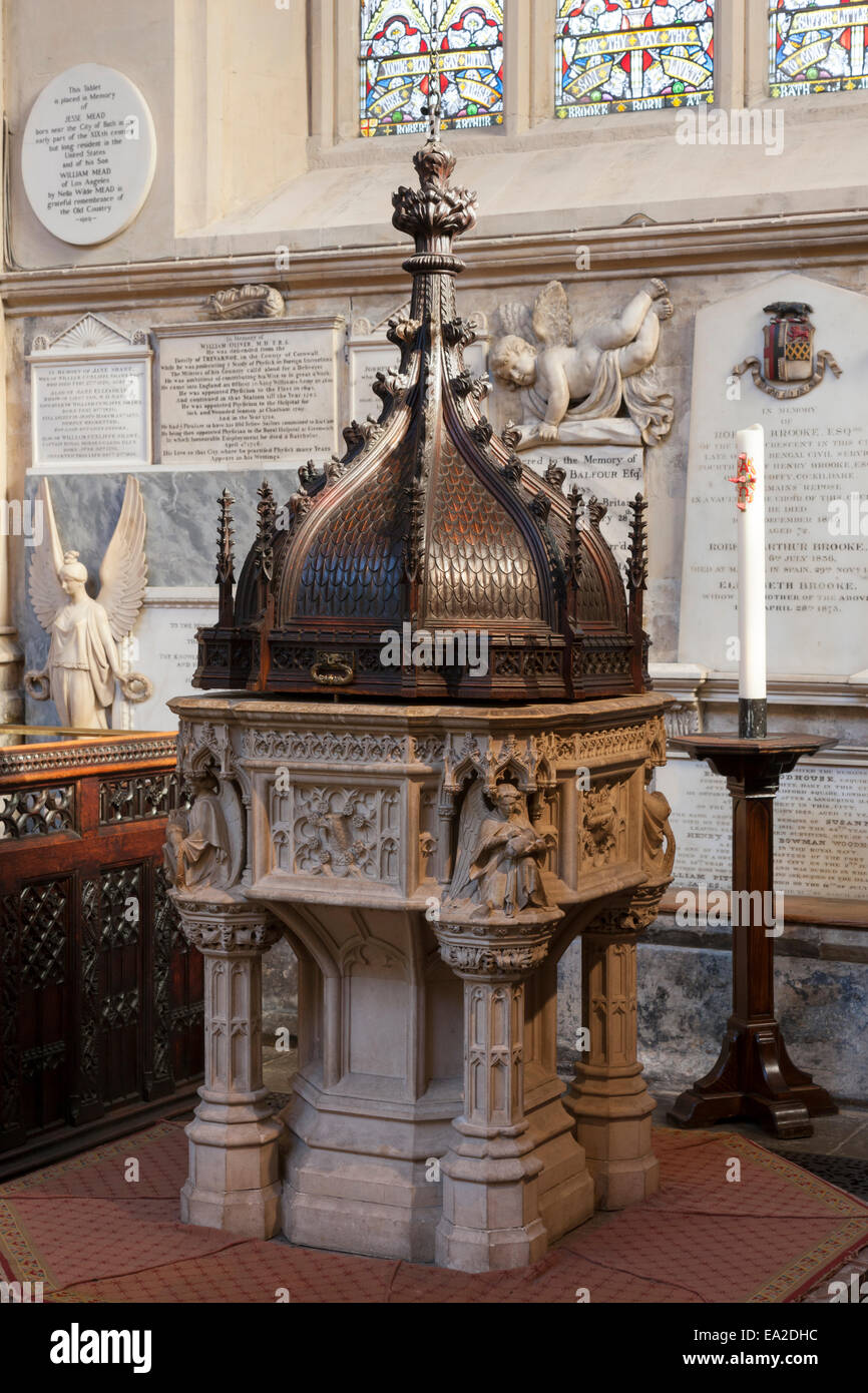 Steinernes Taufbecken mit Holzdeckel in der Abteikirche von Bath, Bath, Somerset Stockfoto