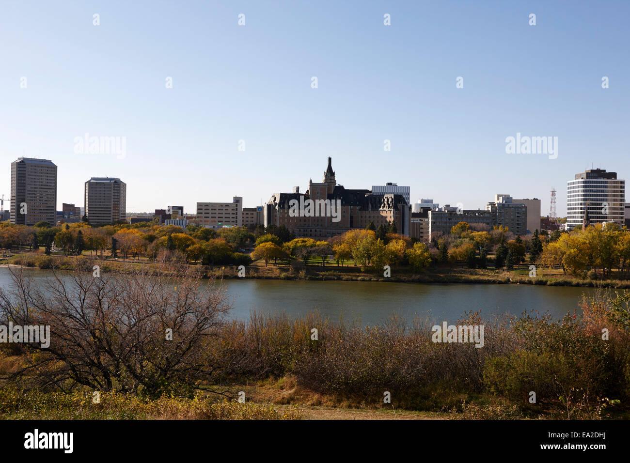 Blick auf die Innenstadt von Saskatoon über den South Saskatchewan River in Kanada Stockfoto