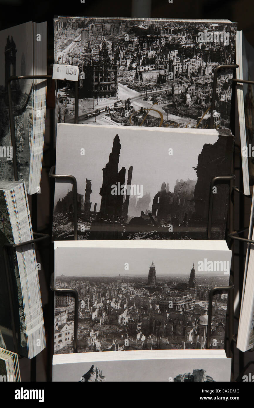 Dresden Sehenswürdigkeiten nach Bombenanschläge im Februar 1945. Postkarten in einen Souvenir-Shop in Dresden, Sachsen, Deutschland. Stockfoto