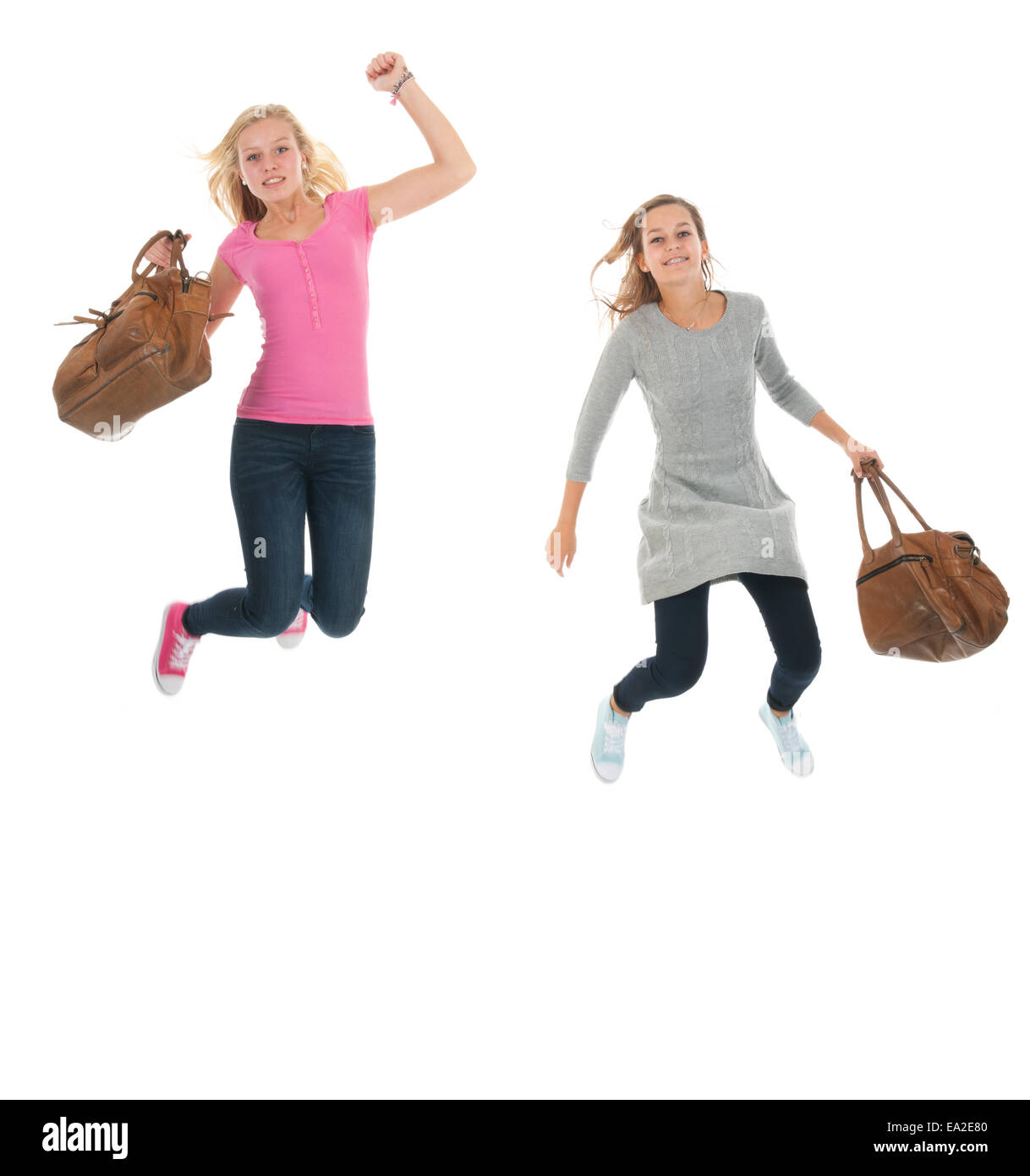 Springen Teenager Mädchen mit Schulranzen isoliert auf weißem Hintergrund Stockfoto