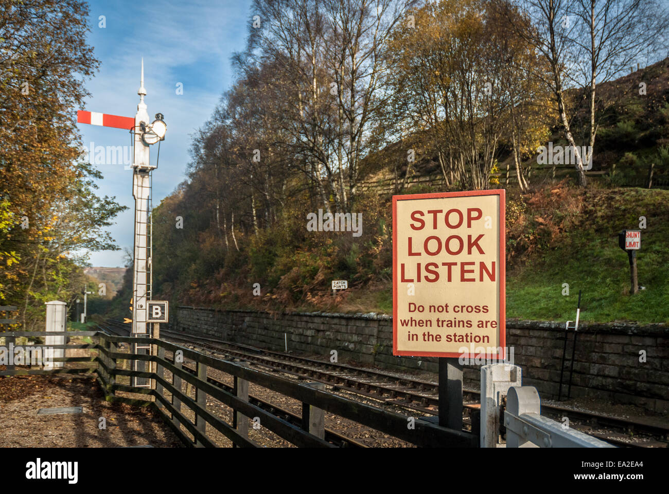 Eine Eisenbahn Fußgängerüberweg Zeichen Warnung bei einem alten Bahnhof in Goathland, England. Stockfoto