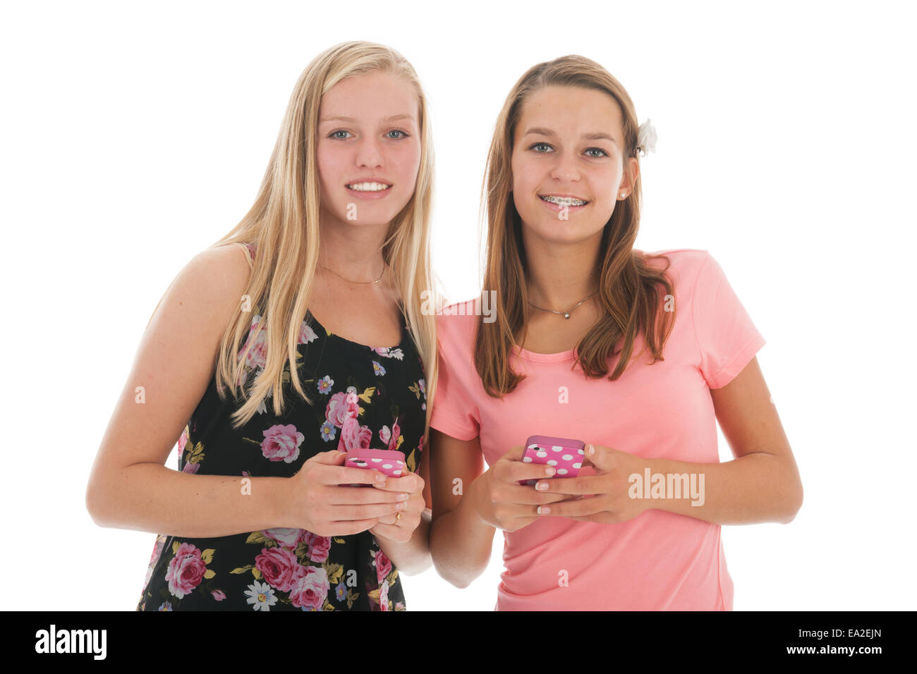 Zwei Freundinnen mit smart-Phones isoliert auf weißem Hintergrund Stockfoto