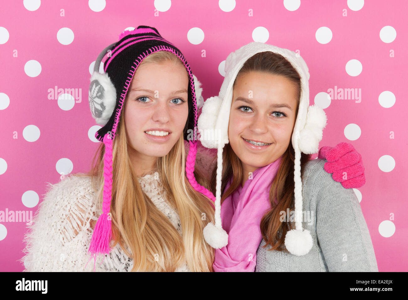 Zwei vierzehn Jahre alten Teenager als Freundinnen im winter Stockfoto