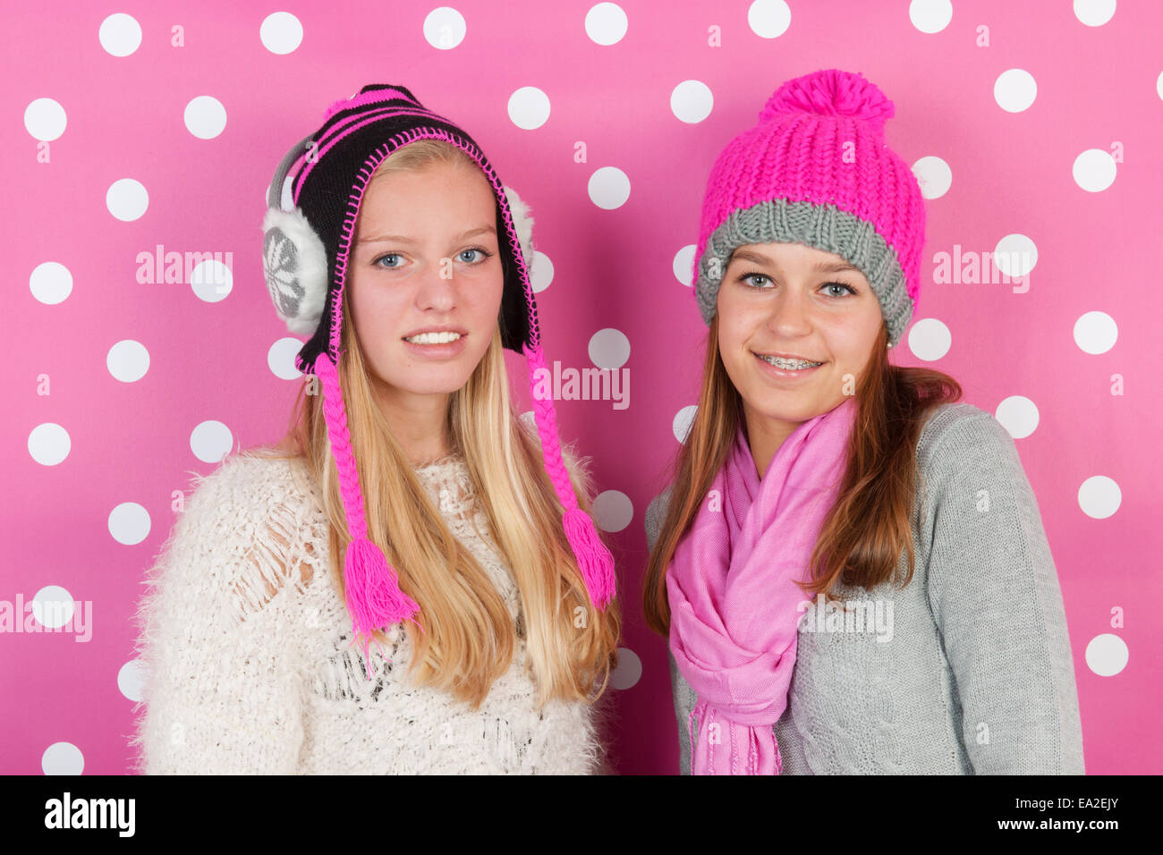Zwei vierzehn Jahre alten Teenager als Freundinnen im winter Stockfoto