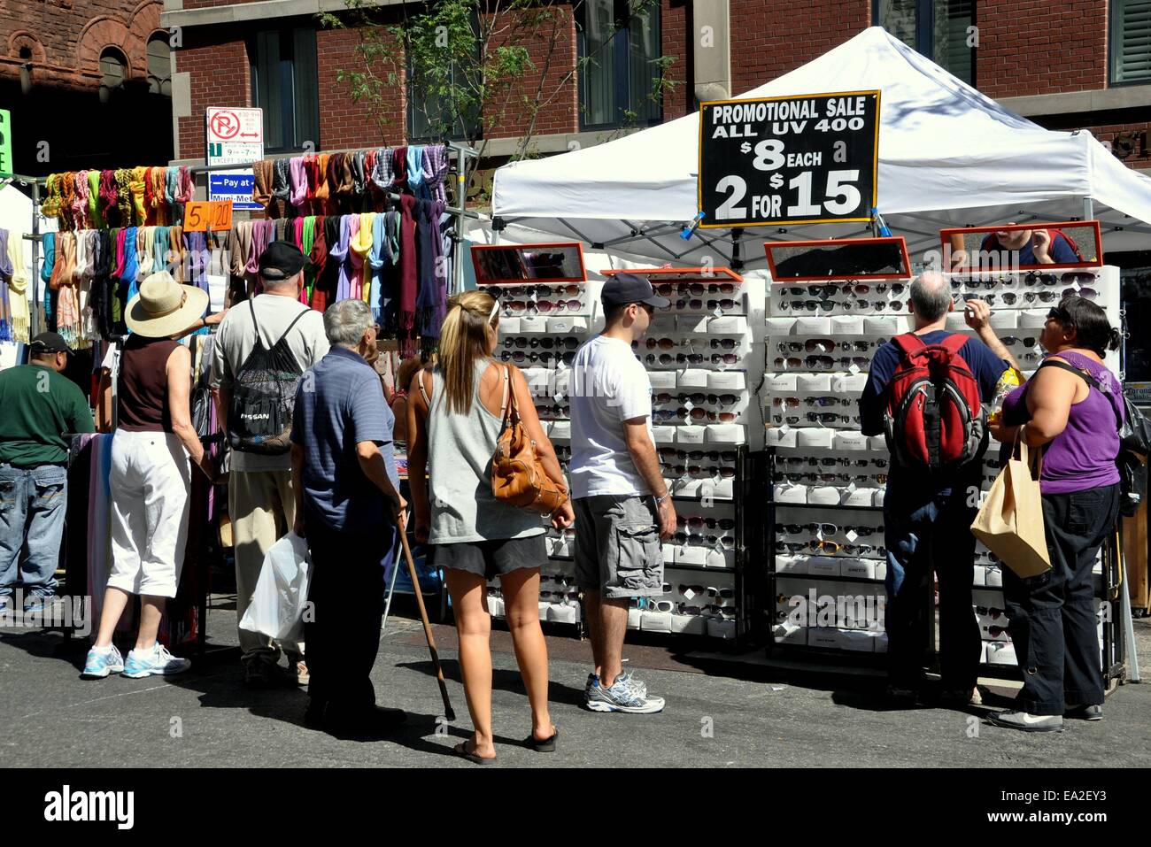 NYC: Menschen einkaufen für Pashmina Schals und UV 400 Sonnenbrille von Anbietern an einem Sonntag Straßenfest Amsterdam Avenue Stockfoto