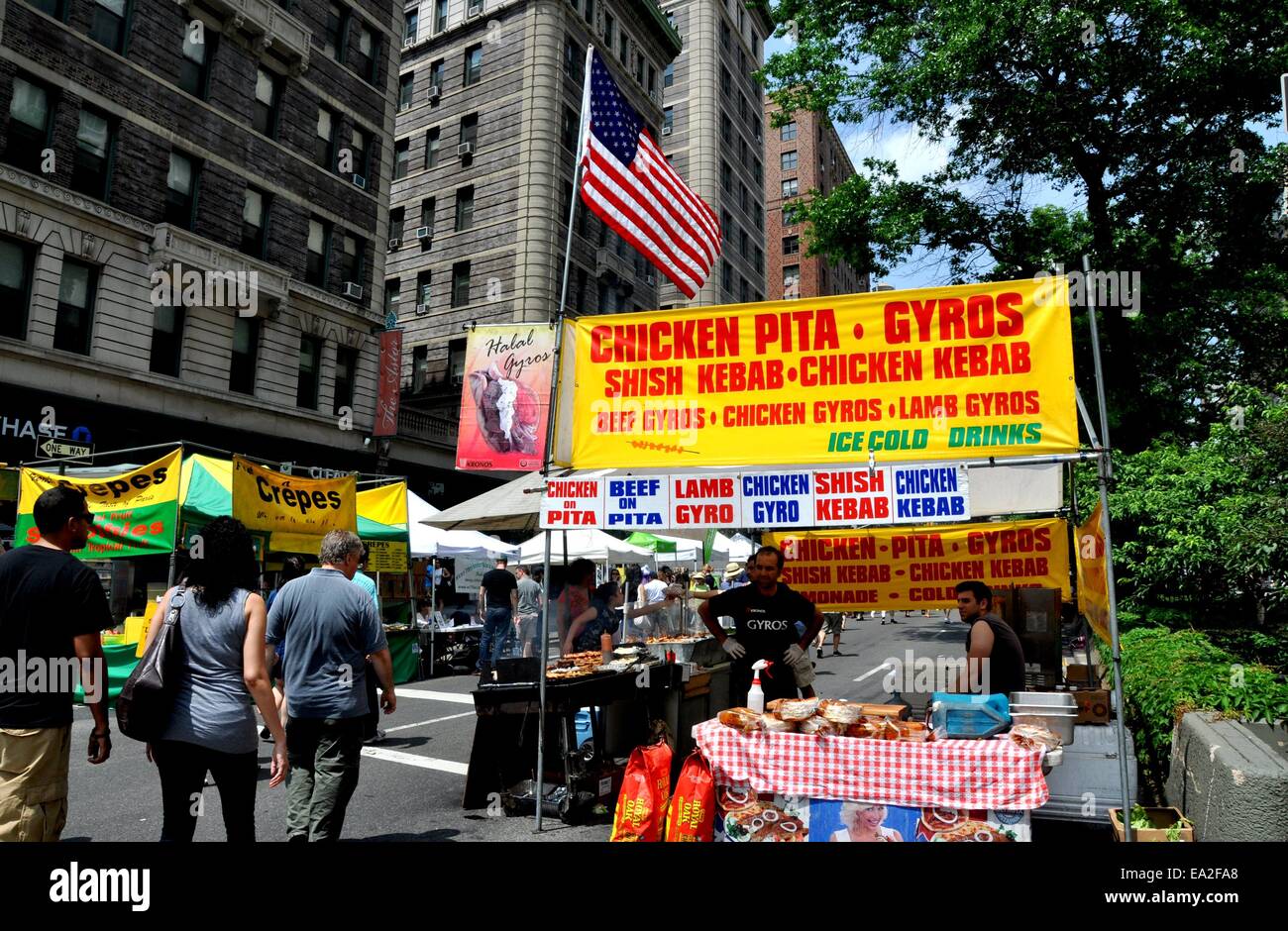 NYC: Stand Chicken Pita, Gyros und andere Nahrungsmittel bei einem Straßenfest der Upper West Side am Broadway zu verkaufen Stockfoto