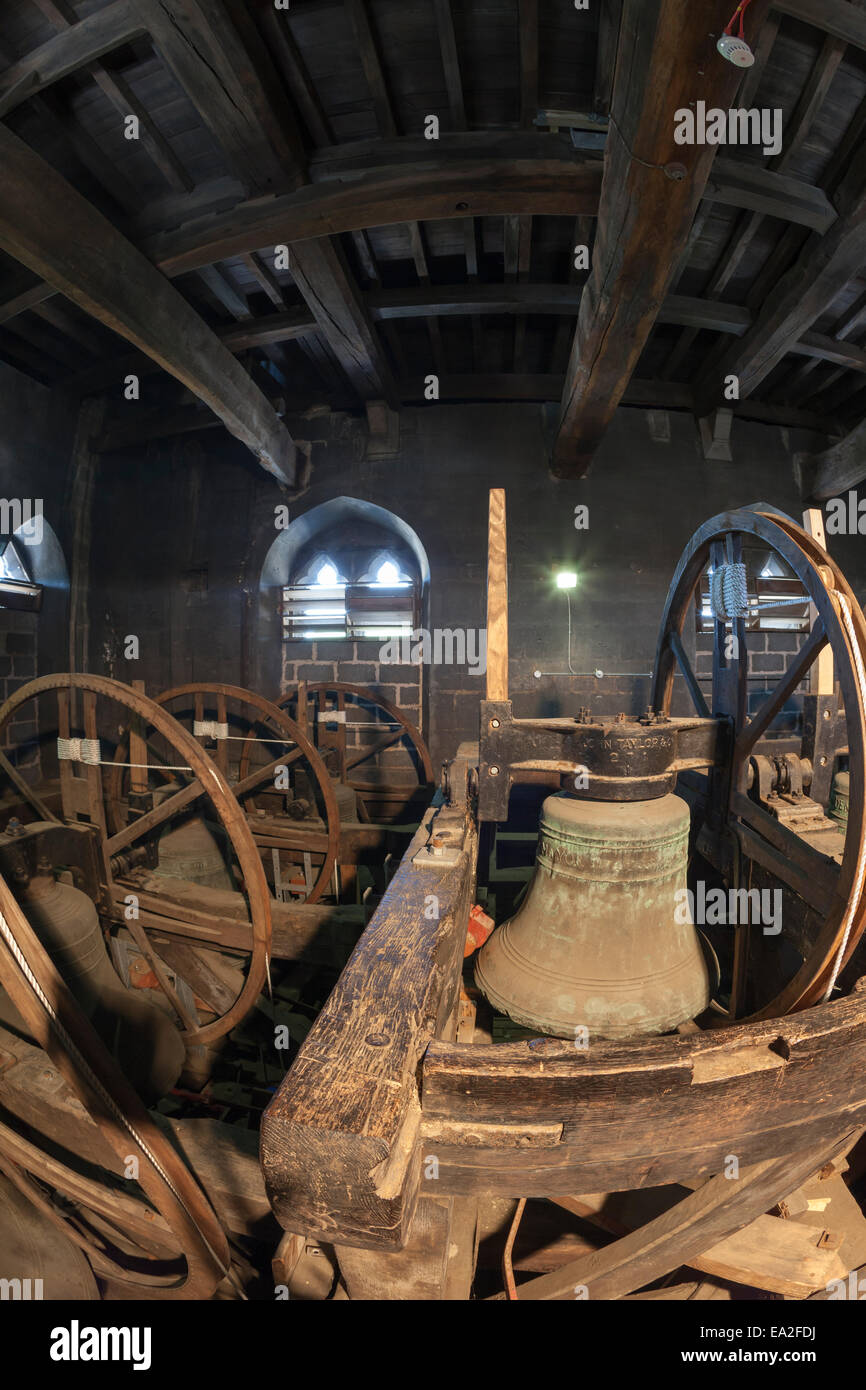 Glocken im Inneren der Glocke Kammer des Bath Abbey Tower in Bath, somerset Stockfoto