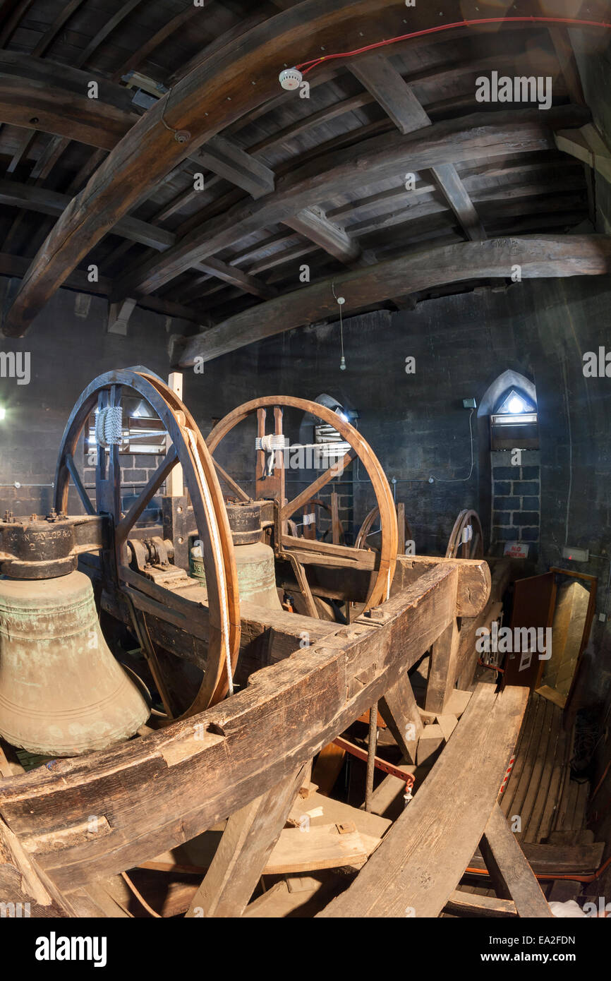 Glocken im Inneren der Glocke Kammer des Bath Abbey Tower in Bath, somerset Stockfoto