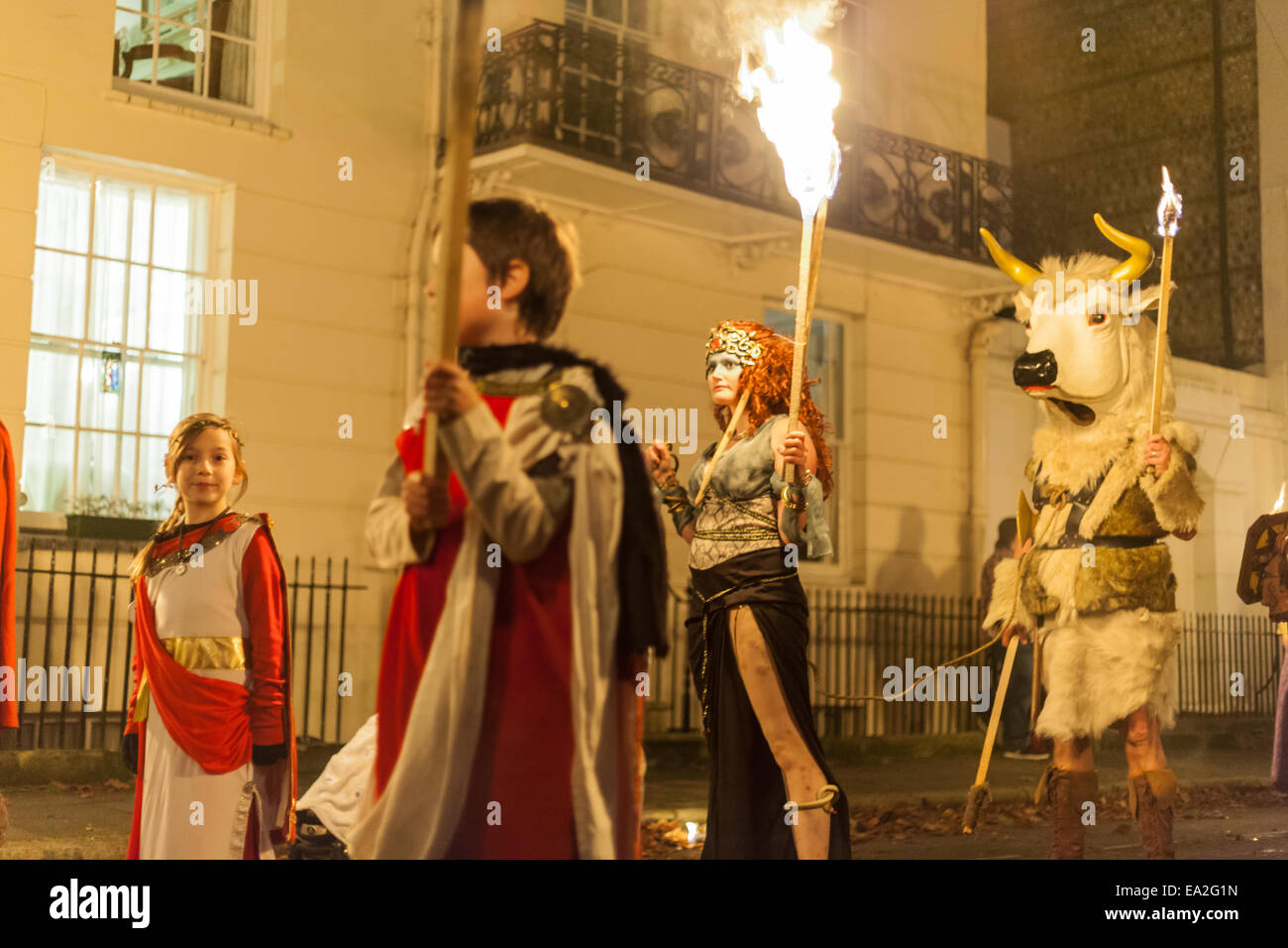 Lewes, Sussex, UK. 5. November 2014. Person im Minotaurus Kostüm, starrt  Mädchen in die Kamera. Bildnachweis: Slawek Staszczuk/Alamy  Live-Nachrichten Stockfotografie - Alamy