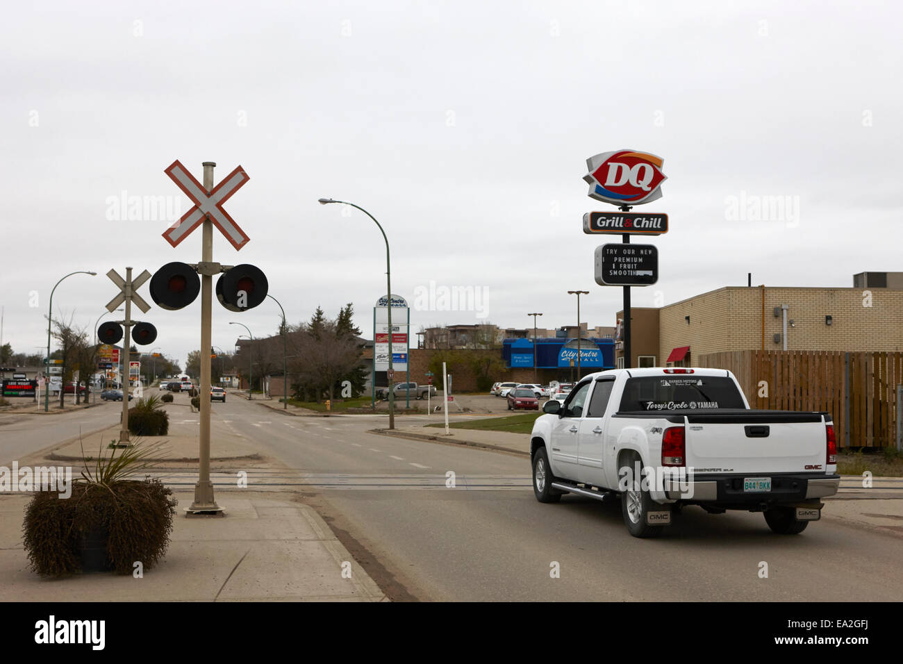 Hauptstraße und LKW Überquerung Bahnübergang in die Innenstadt von Weyburn, Saskatchewan, Kanada Stockfoto