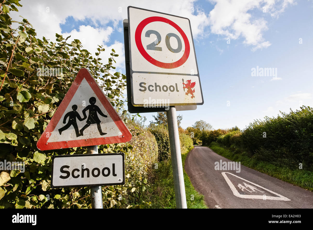 Verkehrszeichen, die Höchstgeschwindigkeit auf diesem Feldweg zu reduzieren in der Nähe einer Schule, Horsington Village, South Somerset; Somerset, England Stockfoto