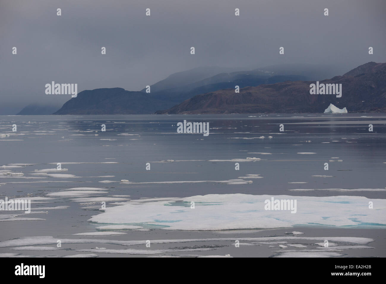 Eisberge und Reflexionen auf Baffin Island, kanadische Arktis. Stockfoto
