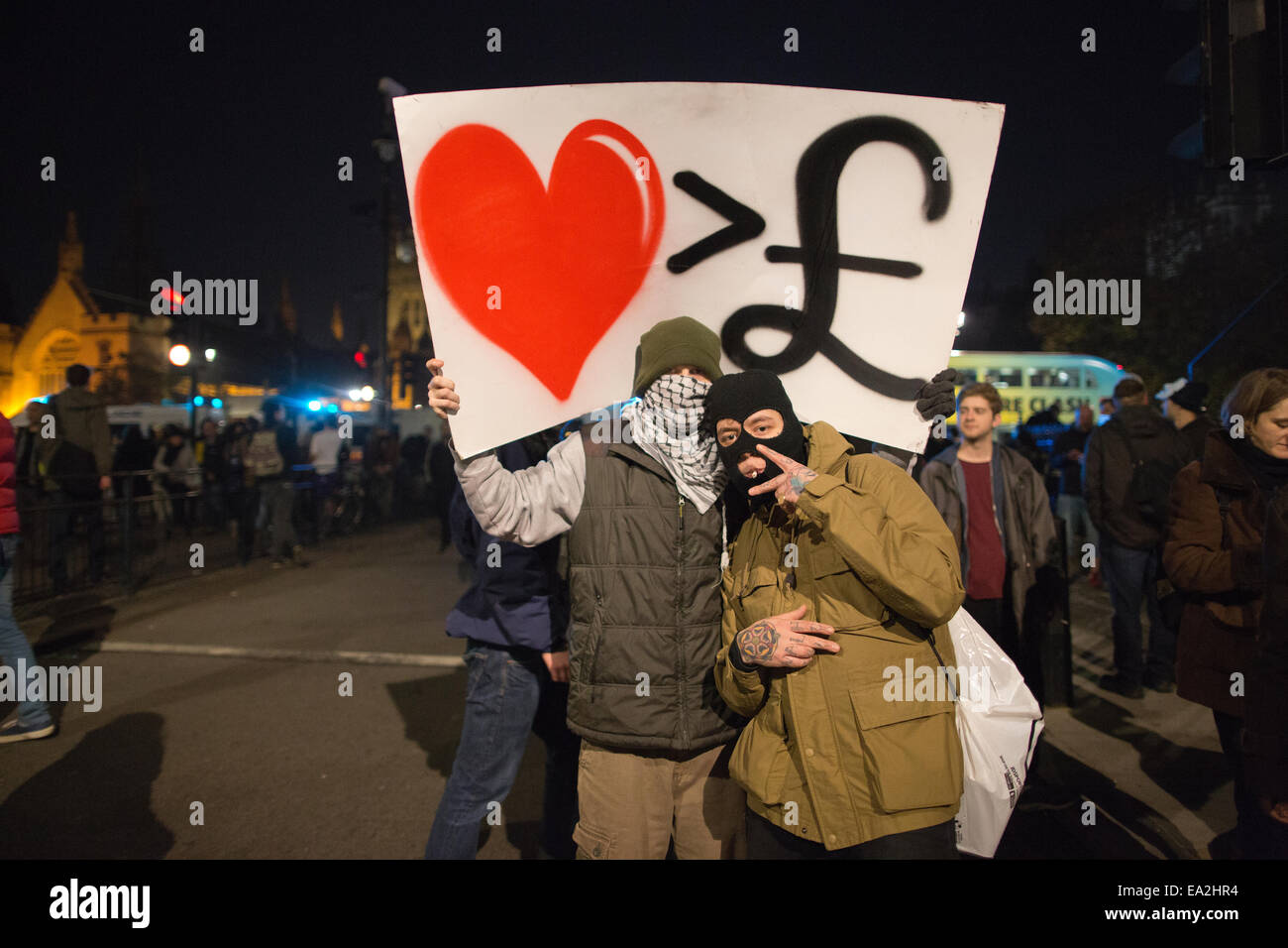 London, UK. 5. November 2014.  Bild zeigt Demonstranten in Whitehall, Central London Teil der anonymen Aktivistengruppe "Million Mask März" die blockade von London Tonight - März London UK drohen. Bildnachweis: Jeff Gilbert/Alamy Live-Nachrichten Stockfoto