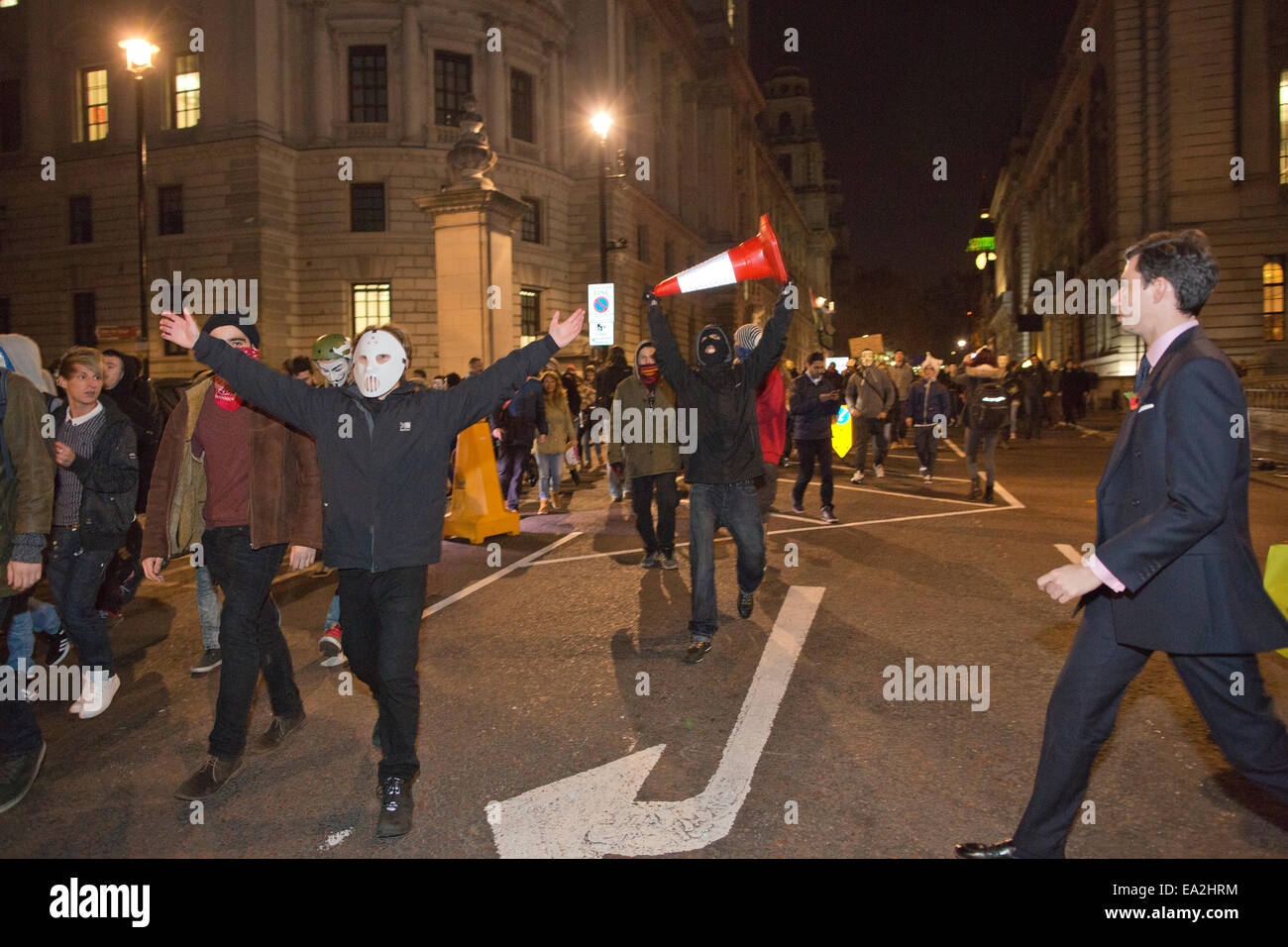 London, UK. 5. November 2014.  Bild zeigt Demonstranten in Whitehall, Central London Teil der anonymen Aktivistengruppe "Million Mask März" die drohen London heute Abend zu blockieren. Bildnachweis: Jeff Gilbert/Alamy Live-Nachrichten Stockfoto