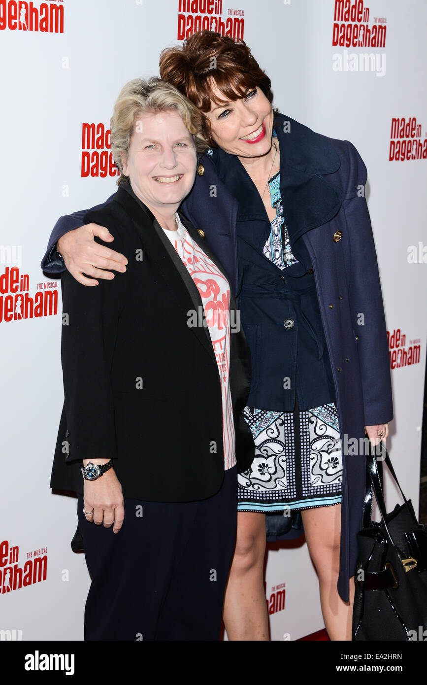 London, UK, 5. November 2014: Sandy Toksvig und Kay Burley besucht die Made In Dagenham Presse Nacht am Adelphi Theatre Strand, London. Bildnachweis: Siehe Li/Alamy Live News Stockfoto