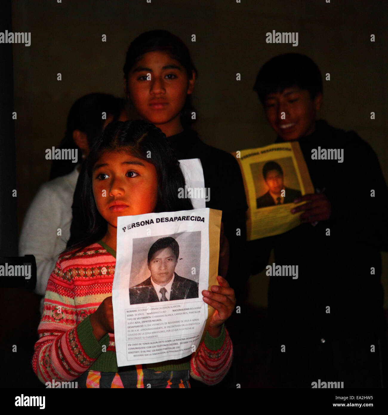 LA PAZ, BOLIVIEN, 5. November 2014. Kinder einer Theatergruppe treten bei einer Veranstaltung auf, die organisiert wurde, um Solidarität mit den 43 vermissten Studenten in Mexiko zu zeigen und ihre sichere Freilassung zu fordern. Die Schüler (die von einer Lehrerschule in Ayotzinapa kamen) verschwanden nach Zusammenprallen mit der Polizei in der Nacht des 26. September in der Stadt Iguala im Bundesstaat Guerrero. Stockfoto