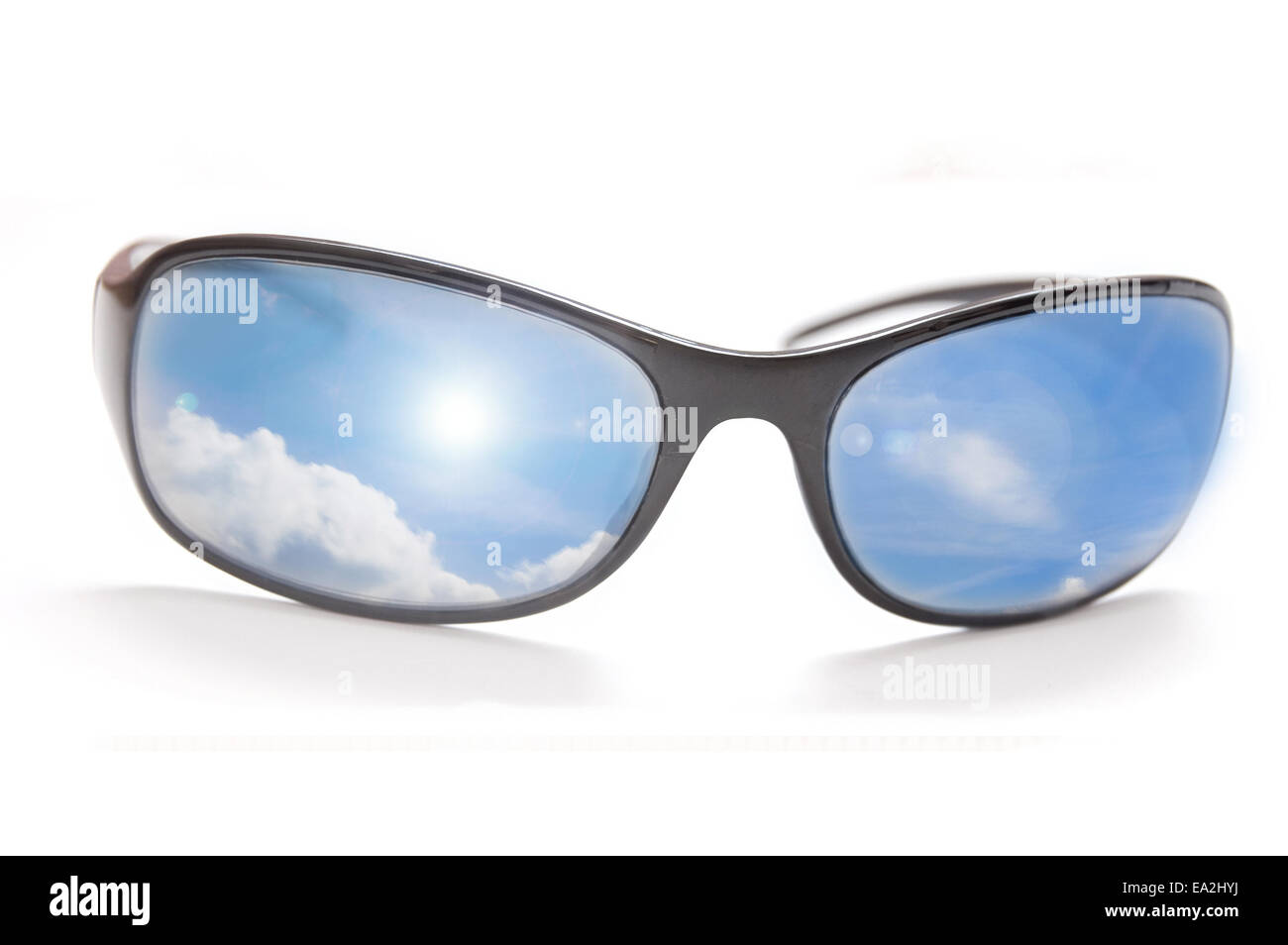 Sonnenbrille mit Sky in Glas. Stockfoto