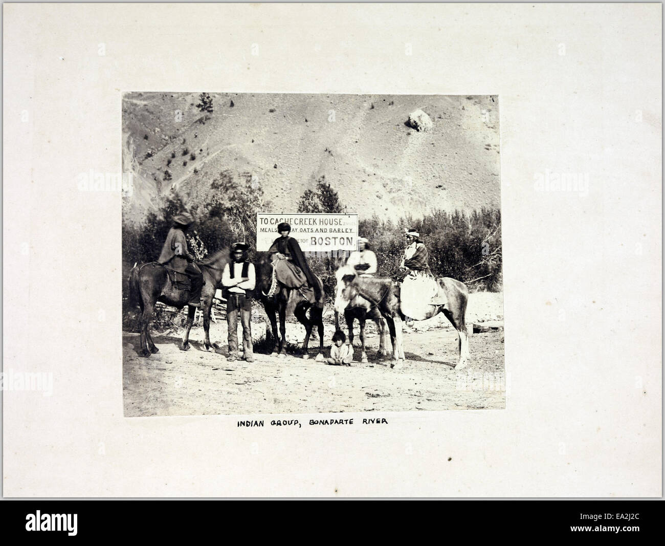 Dieses Foto zeigt eine indigene Gruppe entlang des Bonaparte River im Northern Territory von Australien. Das Bild spiegelt das reiche kulturelle Erbe und die historische Bedeutung der indigenen Völker in dieser Region wider. Stockfoto