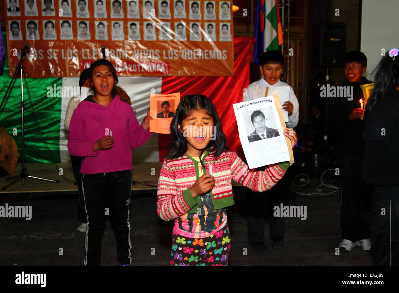 LA PAZ, BOLIVIEN, 5. November 2014. Kinder einer Theatergruppe treten bei einer Veranstaltung auf, die organisiert wurde, um Solidarität mit den 43 vermissten Studenten in Mexiko zu zeigen und ihre sichere Freilassung zu fordern. Die Schüler (die von einer Lehrerschule in Ayotzinapa kamen) verschwanden nach Zusammenprallen mit der Polizei in der Nacht des 26. September in der Stadt Iguala im Bundesstaat Guerrero. Stockfoto