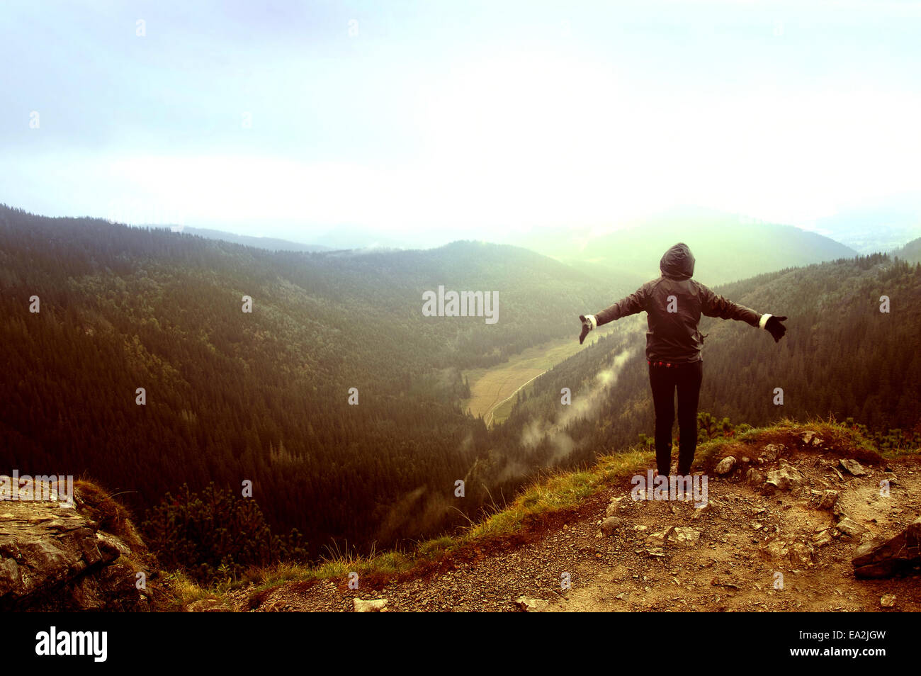 Eine Person fühlen Freiheit im schönen Berge Landschaft. Stockfoto