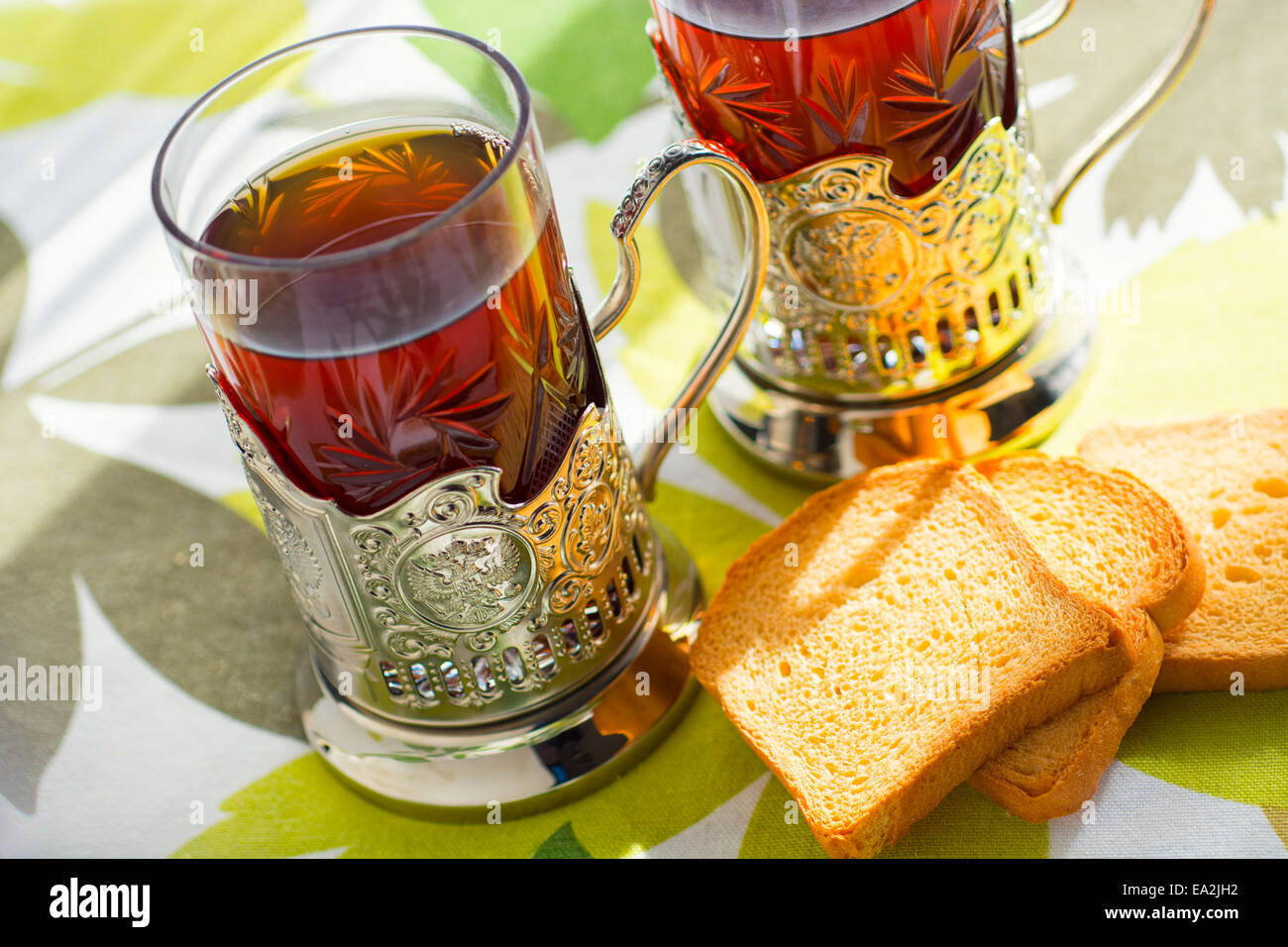 Tee im Glas, Gläser in traditionellen russischen Halter Glashalter, Podstakannik Stockfoto