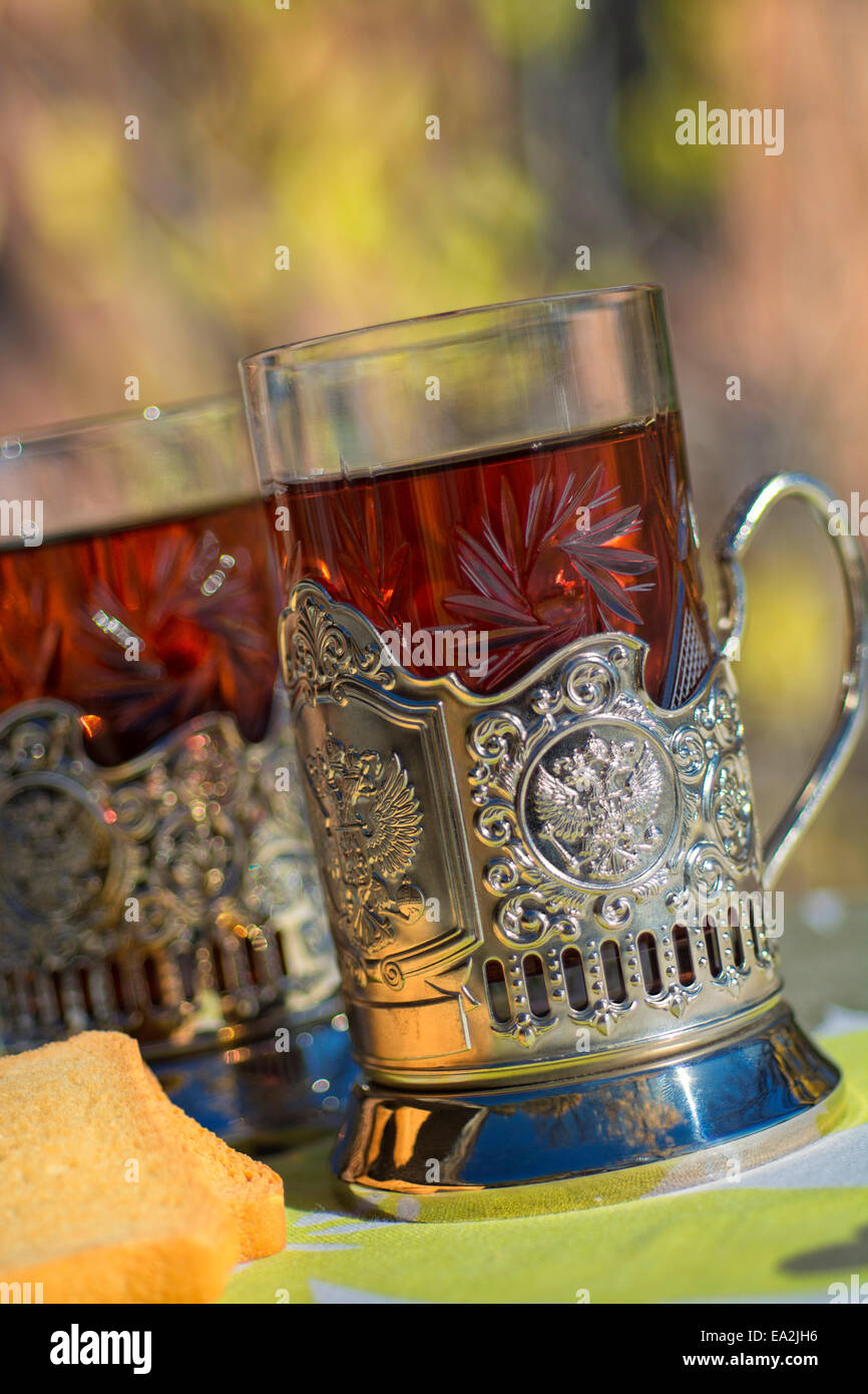 Tee im Glas, Gläser in traditionellen russischen Halter Glashalter, Podstakanniki Stockfoto