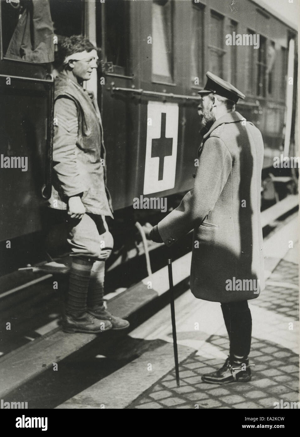 Dieses offizielle Foto zeigt den Besuch seiner Majestät König Georg V. bei seinen Armeen an der Britischen Westfront in Frankreich während des Ersten Weltkriegs. Es dokumentiert einen Moment königlicher Auseinandersetzung mit den Truppen in einer Zeit des Krieges. Stockfoto