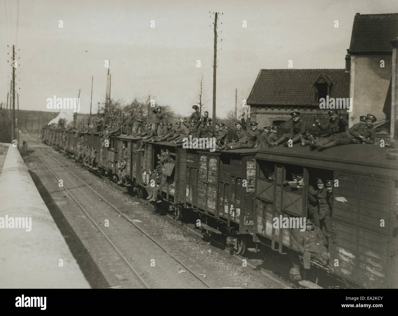 Dieses offizielle Foto aus dem Ersten Weltkrieg zeigt die deutsche Offensive an der Britischen Westfront. Das Bild spiegelt die Intensität des Kampfes wider und zeigt Soldaten, die trotz der schwierigen Bedingungen in Hochstimmung sind. Das Foto ist eine historische Darstellung der Frontlinie des Krieges und bietet einen Einblick in die Denkweise der Soldaten während dieses entscheidenden Konflikts. Stockfoto