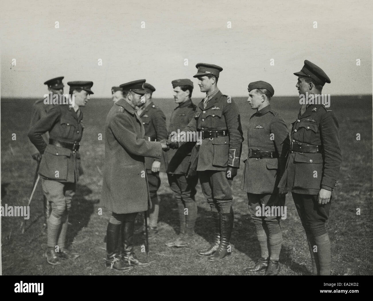 Dieses offizielle Foto zeigt seine Majestät König Georg V., der während des Ersten Weltkriegs seine Armeen an der britischen Westfront in Frankreich besucht. Es fängt einen bedeutenden Moment in der militärischen und königlichen Geschichte ein. Stockfoto