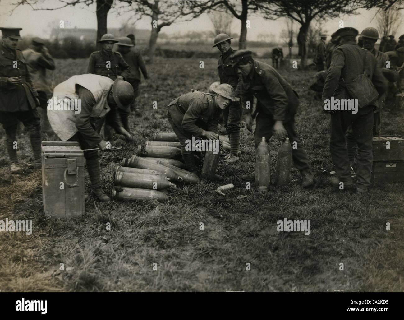 Dieses offizielle Foto von der britischen Westfront während des Ersten Weltkriegs zeigt britische Artilleristen, die sich auf die deutsche Offensive vorbereiten, einen entscheidenden Moment im Ersten Weltkrieg. Das Bild zeigt die Bereitschaft der britischen Streitkräfte, als sie sich dem deutschen Angriff gegenübersahen. Stockfoto