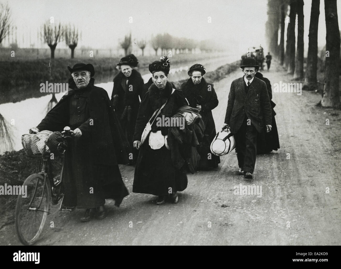 Ein offizielles Foto, das während des Ersten Weltkriegs an der britischen Westfront in Frankreich aufgenommen wurde. Das Bild zeigt Flüchtlinge, die während der deutschen Offensive aus Armentières geflohen sind, und hebt die Kriegsvertreibung und die menschlichen Kosten des Konflikts hervor. Stockfoto