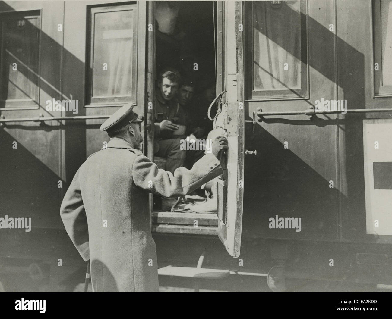 Dieses offizielle Foto zeigt den Besuch von König Georg V. bei den britischen Truppen an der Westfront in Frankreich während des Ersten Weltkriegs. Das Bild zeigt die Beteiligung des Königs an den Kriegsanstrengungen und demonstriert seine Führung und Verbindung zu den Truppen. Stockfoto