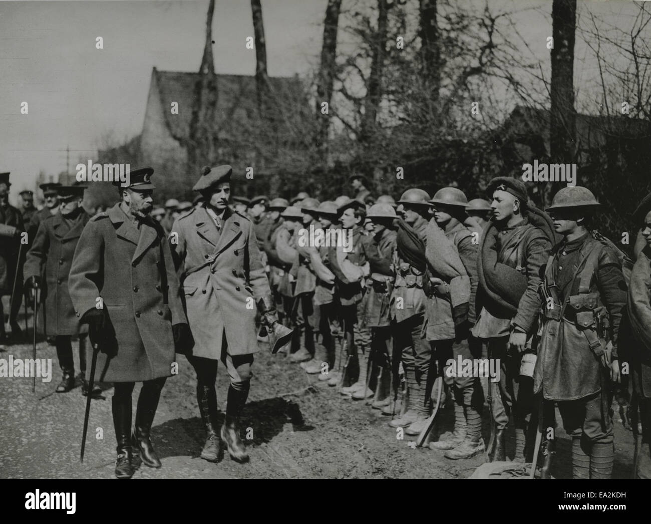 Dieses offizielle Foto zeigt König Georg V., der während des Ersten Weltkriegs seine Truppen an der britischen Westfront besucht. Das Bild symbolisiert die Moral und den Geist der britischen Armee während der deutschen Offensive in Frankreich. Stockfoto