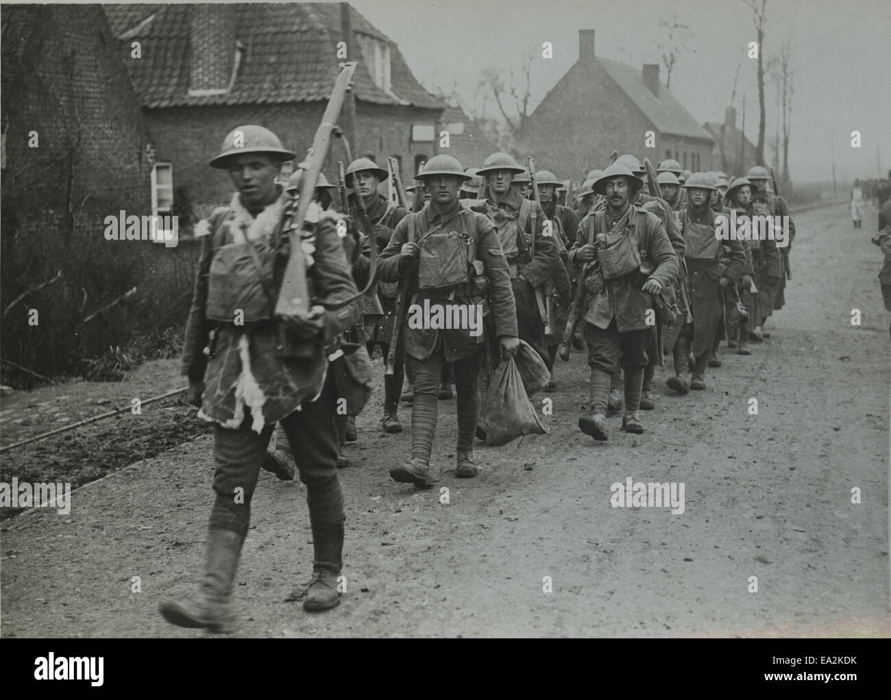 Dieses offizielle Foto von der Britischen Westfront während des Ersten Weltkriegs zeigt Soldaten der 55th British Expeditionary Force, die nach intensiven Kämpfen während der deutschen Offensive eine kurze Pause einlegen. Das Bild zeigt die erschütternden Bedingungen, denen Soldaten in den Gräben gegenüberstehen, und bietet einen Einblick in das Leben während des Ersten Weltkriegs. Stockfoto