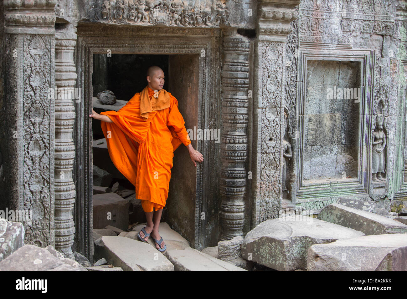 Buddhistischer Mönch in Ta Prohm Tempel Tür, Kambodscha Stockfoto
