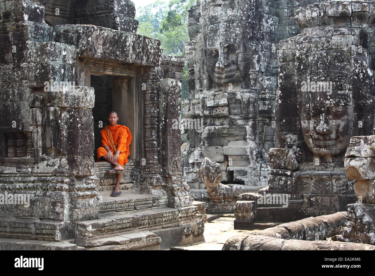 Buddhistischer Mönch in Bayon Tempel Eingang, Angkor Thom, Kambodscha Stockfoto