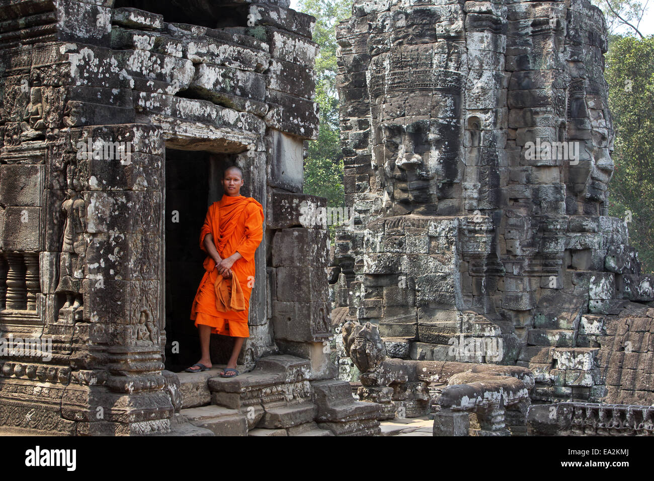 Buddhistischer Mönch in Bayon Tempel Eingang, Angkor Thom, Kambodscha Stockfoto