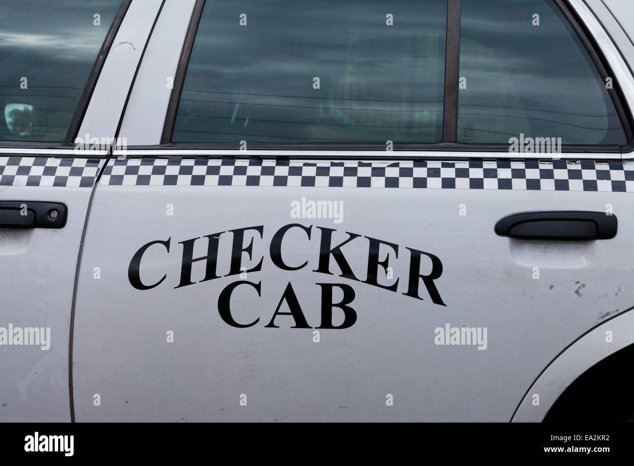 Checker Cab Schild an Tür der Taxi - USA Stockfoto