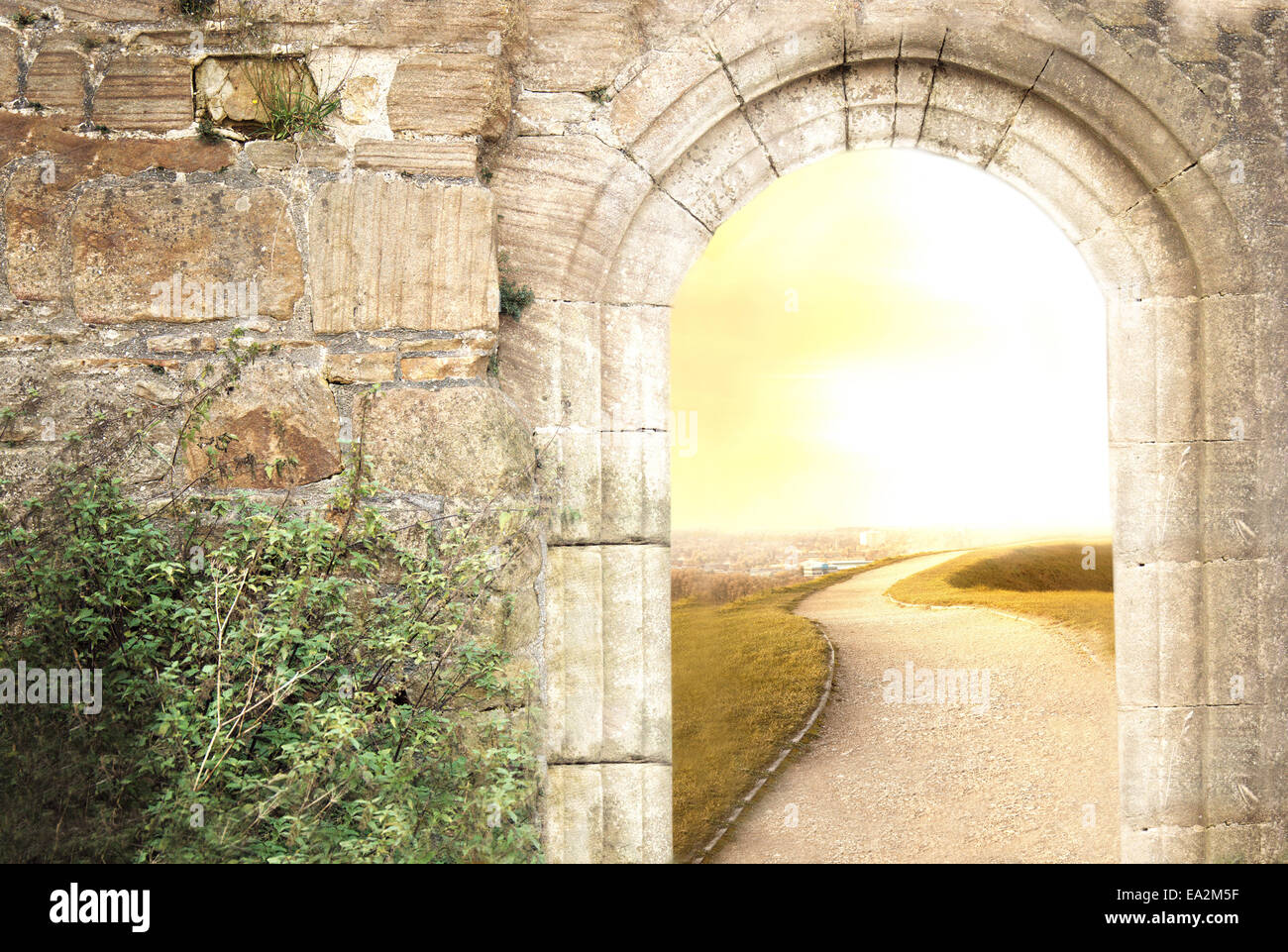Altes und neues. Alten Portal zu neuem Leben. Stockfoto Altes und neues. Alten Portal zu neuem Leben. Stockfoto