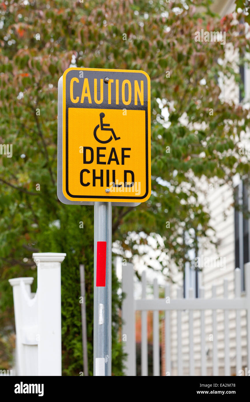 Gehörlosen Kind Warnschild am Wohnstraße - USA Stockfoto