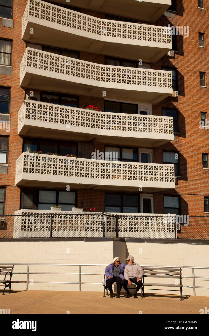 Senioren sitzen am Boardwalk, Brighton Beach, Brooklyn, New York, Vereinigte Staaten von Amerika Stockfoto