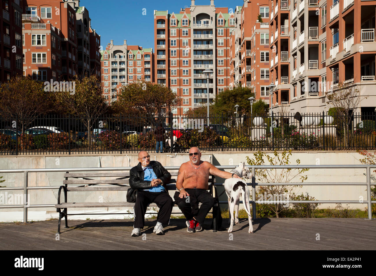 Senioren sitzen am Boardwalk, Brighton Beach, Brooklyn, New York, Vereinigte Staaten von Amerika Stockfoto