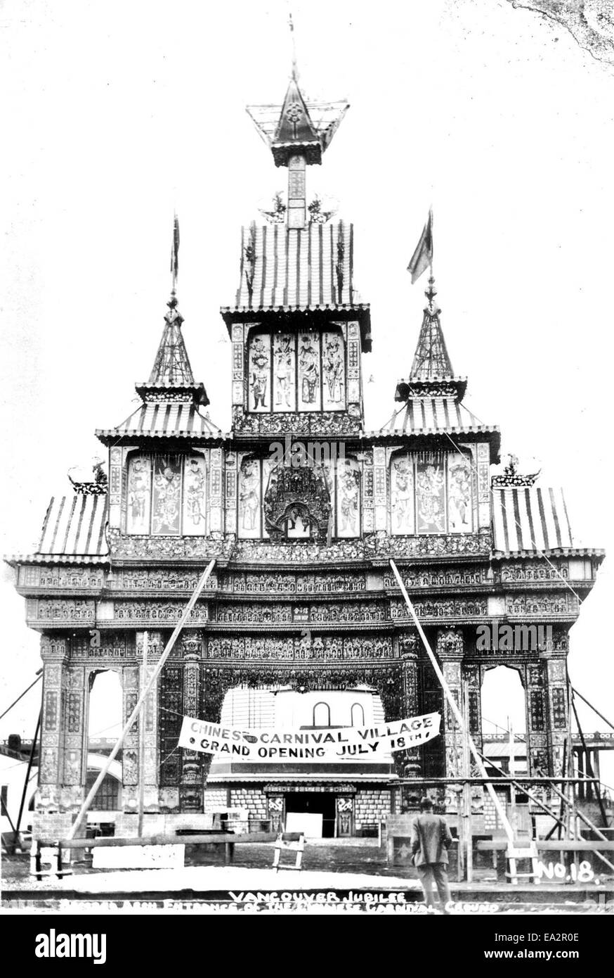 Der Vancouver Jubilee Bamboo Arch markiert den Eingang zum chinesischen Karnevalsgelände und feiert das kulturelle Erbe der chinesischen Gemeinde Vancouvers. Der Bogen ist ein bedeutendes Symbol für lokale Feste und Geschichte. Stockfoto