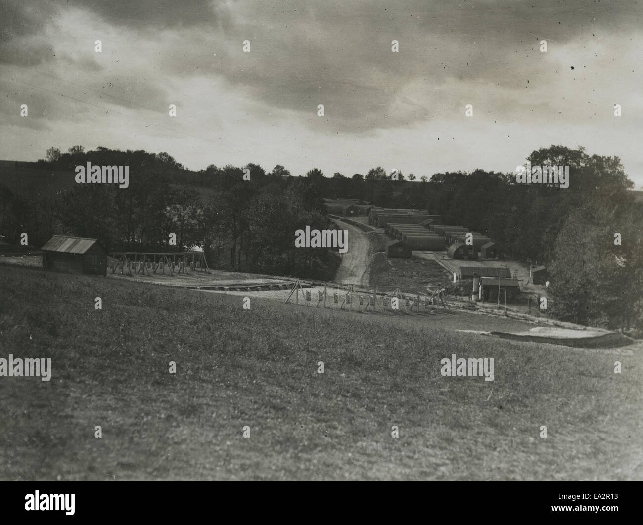Dieses Foto zeigt die Nth British Corps School während des Ersten Weltkriegs, wo amerikanische Offiziere ausgebildet wurden. Das Bild bietet einen Einblick in die militärische Ausbildung, die die Offiziere während des Ersten Weltkriegs auf den Kampf vorbereitete. Stockfoto