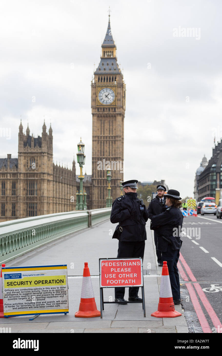 London, UK. 5. November 2014. Metropolitan Police Officers in London blockieren einer Seite der Westminster Bridge, wie Sie eine Routine Sicherheitsoperation führen versuchen zu stören und Abschreckung terroristischen Aktivitäten in London. Polizisten hielten Autos auf der Brücke und die Insassen mehrere Stunden lang befragt. Stockfoto