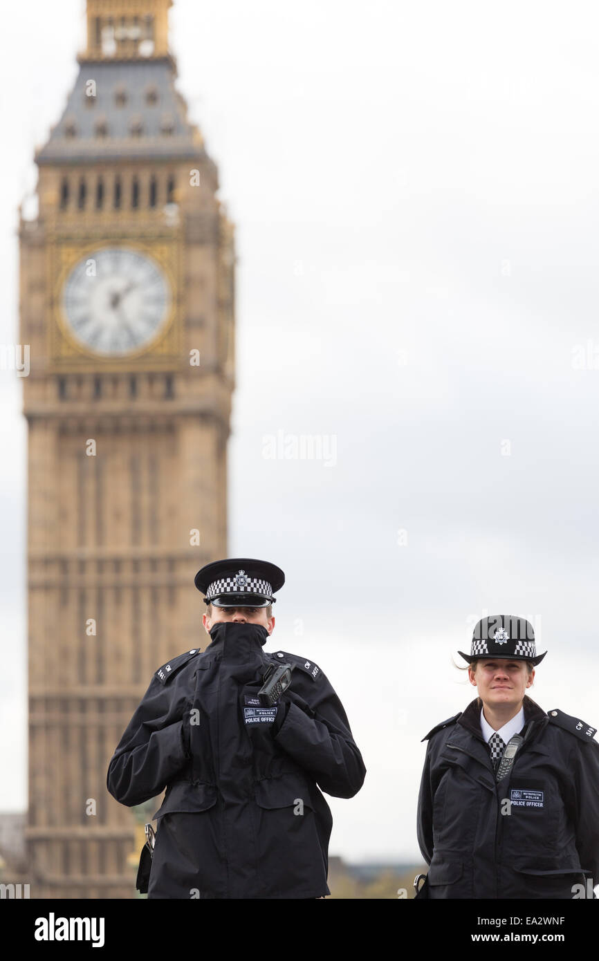 Zwei Metropolitan Polizei Offiziere auf die Westminster Bridge, London mit dem Palast von Westminster / Big Ben im Hintergrund Stockfoto