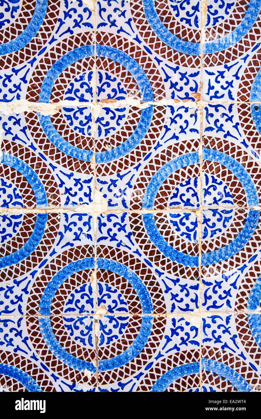 Traditionelle Arabische Muster auf keramische Wandfliesen in das Museum Dar Essid in Sousse, Tunesien. Stockfoto Traditionelle Arabische Muster auf keramische Wandfliesen in das Museum Dar Essid in Sousse, Tunesien. Stockfoto