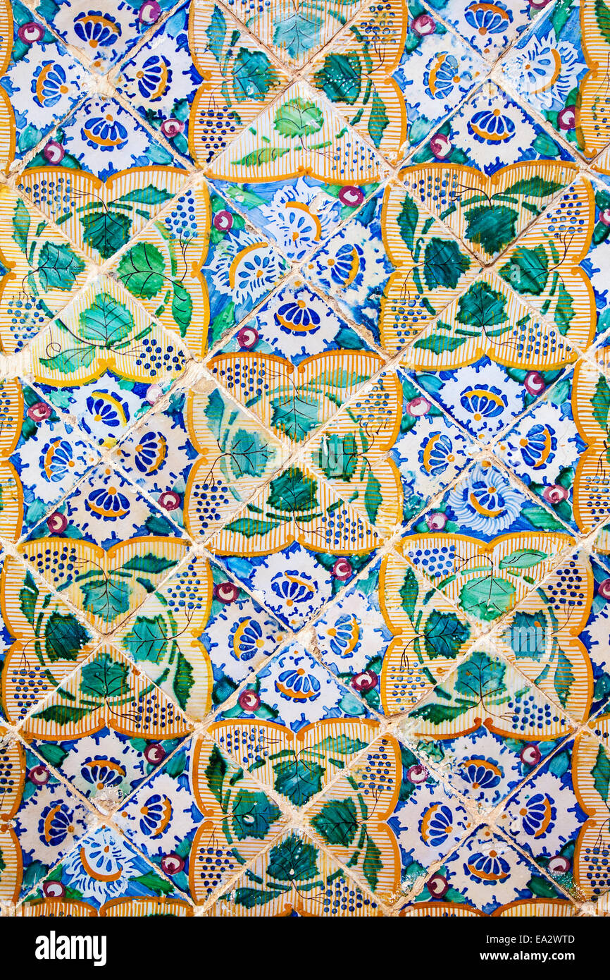 Traditionelle Arabische Muster auf keramische Wandfliesen in das Museum Dar Essid in Sousse, Tunesien. Stockfoto Traditionelle Arabische Muster auf keramische Wandfliesen in das Museum Dar Essid in Sousse, Tunesien. Stockfoto